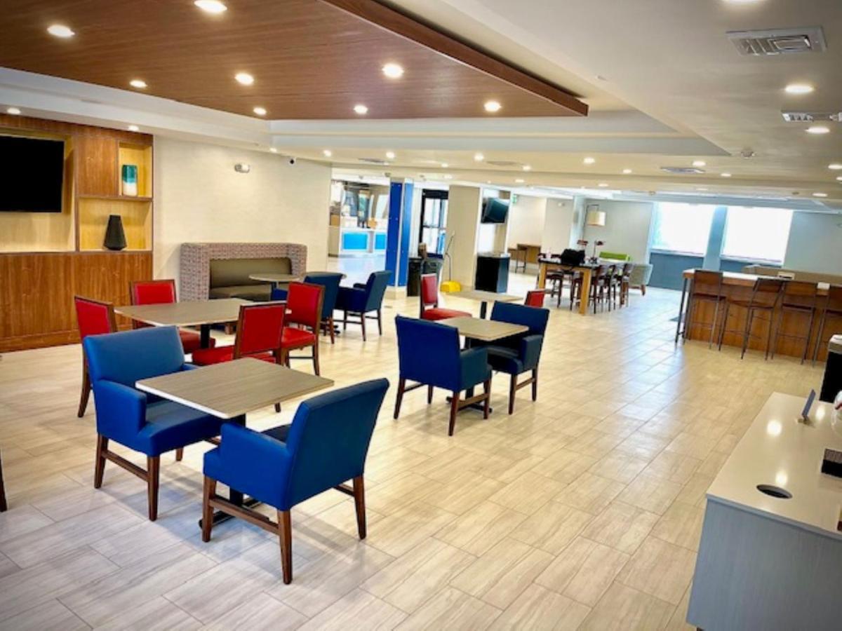 Holiday Inn Express - Fall River North Экстерьер фото