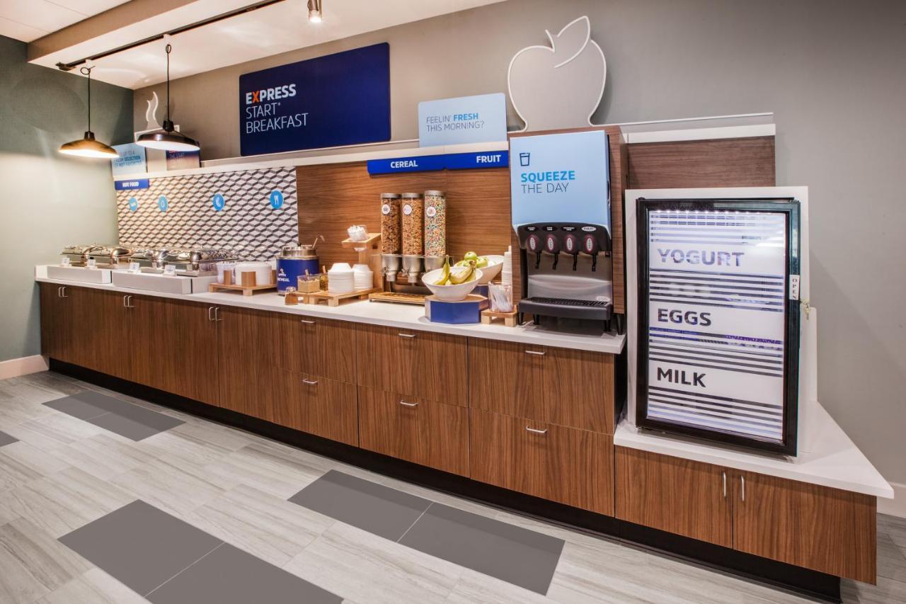 Holiday Inn Express - Fall River North Экстерьер фото