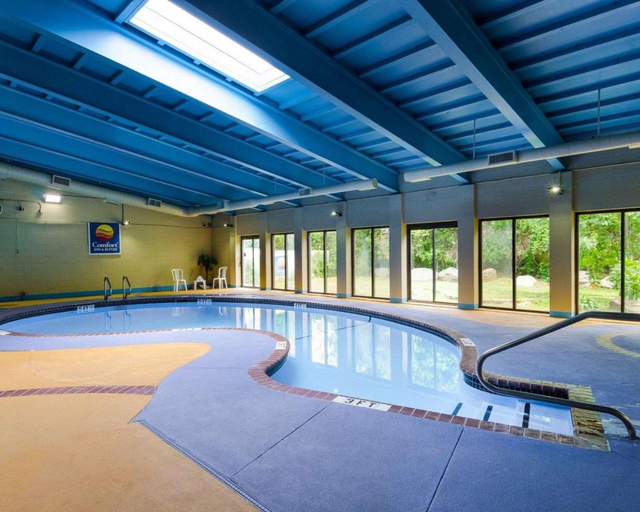 Holiday Inn Express - Fall River North Экстерьер фото